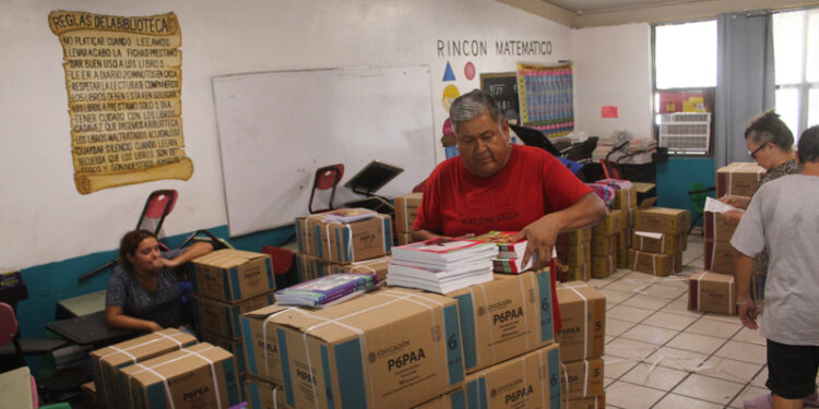 Inicio del Ciclo Escolar 2024-2025 en Puerto Peñasco: Entrega de Libros de Texto Gratuito