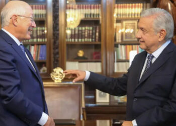 López Obrador descarta tratar reforma judicial con embajador de EU, Ken Salazar