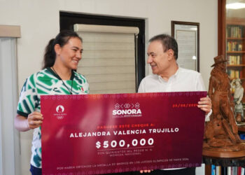 Entrega Gobernador Durazo estímulo económico a Alejandra Valencia por actuación en Juegos Olímpicos