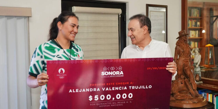 Entrega Gobernador Durazo estímulo económico a Alejandra Valencia por actuación en Juegos Olímpicos