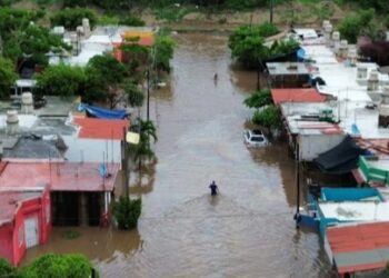 Desborda arroyo en Manzanillo; decenas son evacuados