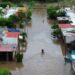 Desborda arroyo en Manzanillo; decenas son evacuados