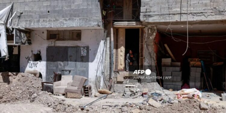 Defensa Civil de Gaza reporta 10 muertos en bombardeo israelí de un complejo escolar