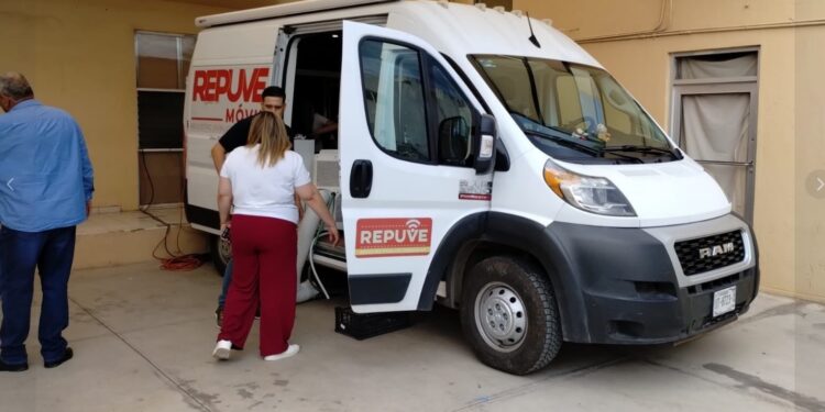 Acerca SSP servicio a población de Altar para regularizar vehículos a través de módulo móvil*