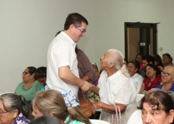 Ratifica Elías Retes apoyos a parteras tradicionales y auxiliares de salud del sur