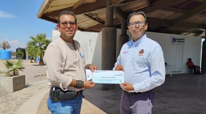 Bomberos de Guaymas entrega donativo al Cobijo San José