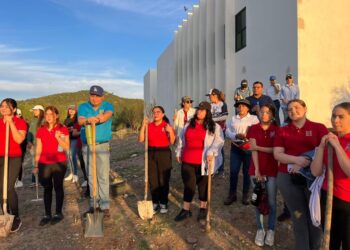 Estudiantes y personal del Creson realizan jornada de reforestación