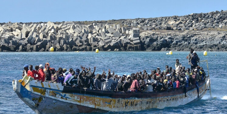 Se disparan llegadas de inmigrantes a las islas Canarias; Pedro Sánchez viajará a África