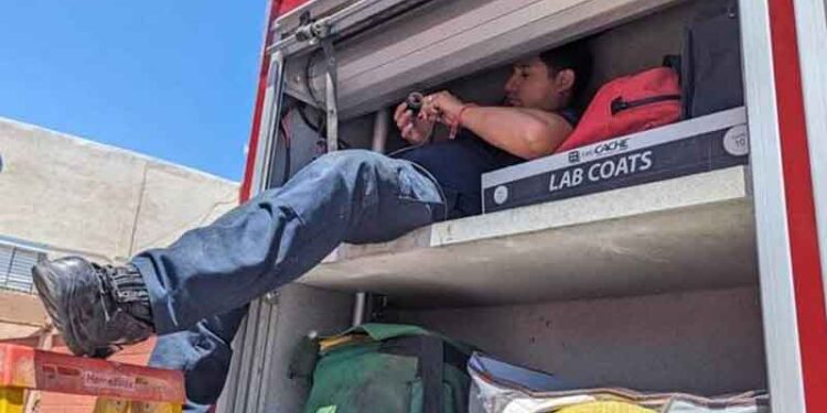 Dan mantenimiento a vehículos de Bomberos Voluntarios para brindar mejor servicio
