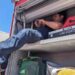 Dan mantenimiento a vehículos de Bomberos Voluntarios para brindar mejor servicio