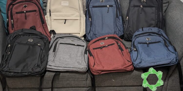 Dota Fundación OMAKA con mochilas escolares a estudiantes de la región