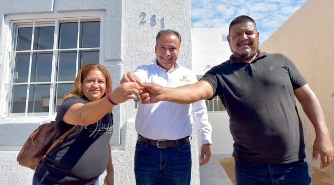 Entrega Toño Astiazarán una vivienda rescatada a pareja con discapacidad auditiva