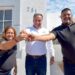 Entrega Toño Astiazarán una vivienda rescatada a pareja con discapacidad auditiva