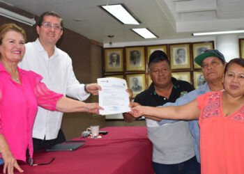 Entrega Elías Retes cartas de posesión de solares a colonos de la “Oro Negro”