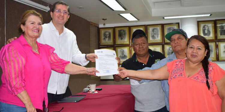 Entrega Elías Retes cartas de posesión de solares a colonos de la “Oro Negro”