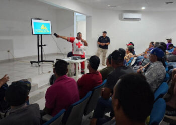 Capacitan a pescadores y #buzos sobre prevención de accidentes con #tiburones en Sonora