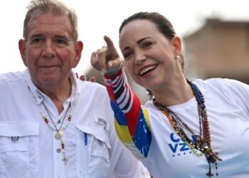 Fiscalía de Venezuela abre investigación penal a opositores Machado y González