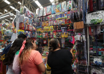 Familias salen al viacrucis anual por mejores precios de útiles escolares