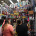 Familias salen al viacrucis anual por mejores precios de útiles escolares
