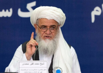 Talibanes ordenan cubrirse el rostro a mujeres y dejarse la barba a hombres