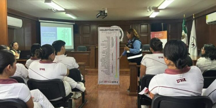 Capacita PESP a universitarios sobre política pública en casos de violencia familiar y de género