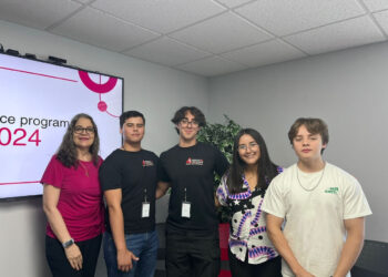 Estudiantes de Cobach Sonora se gradúan de programa de aprendizaje en empresa aeroespacial