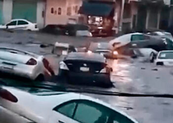 En Edomex se desborda río de Tejupilco y arrastra 12 autos