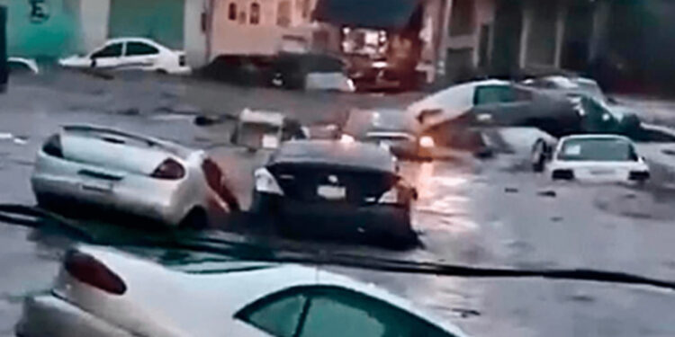 En Edomex se desborda río de Tejupilco y arrastra 12 autos