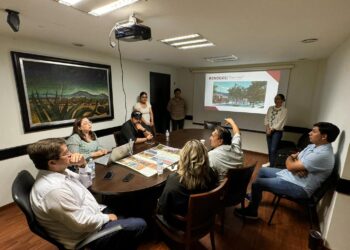 El alcalde Elías Retes escucha a estudiantes  del ITSON