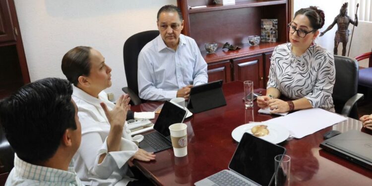 Acude doctora Karla Córdova González a reunión en la Secretaría de Infraestructura y Desarrollo Urbano (Sidur).