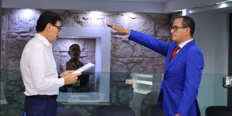 Toma Alcalde protesta al nuevo Director de Oomapas