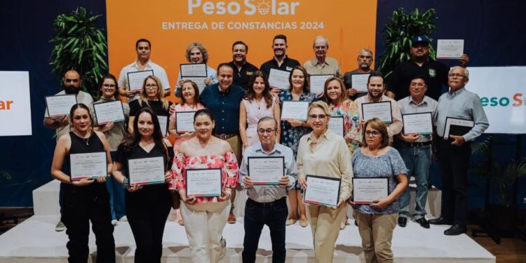 Entregan Patty Ruibal y Toño Astiazarán apoyo en paneles solares y eficiencia energética a 22 organizaciones de ayuda social