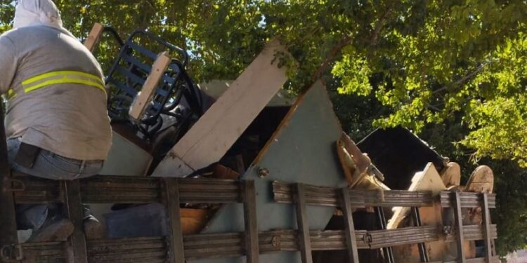 Se unen familias a trabajos de la Jornada de Descacharre