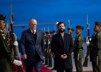 El presidente de Chile, Gabriel Boric, llega a México para la investidura de Sheinbaum