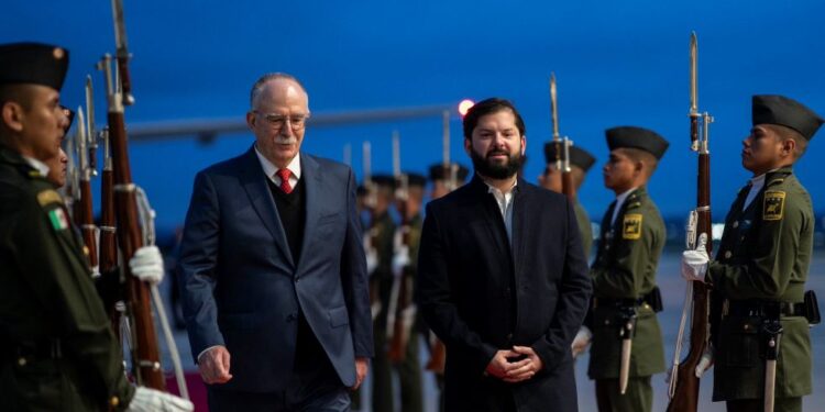 El presidente de Chile, Gabriel Boric, llega a México para la investidura de Sheinbaum