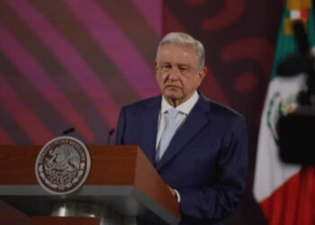 Rechaza AMLO que inscriban su nombre en oro en el Congreso de CDMX