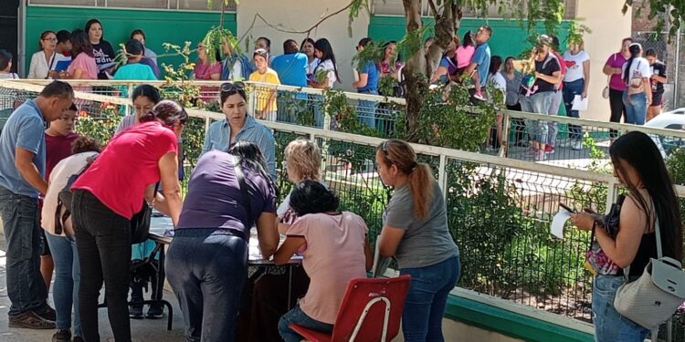 Impulsa diputada Marcela ”Maval” Valenzuela registro de becas a estudiantes en Nogales.