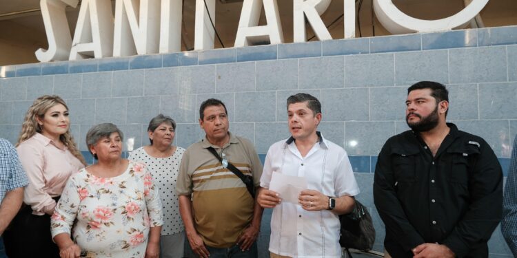 Emprende ‘Beto’ Vázquez rehabilitación de baños del Mercado Municipal