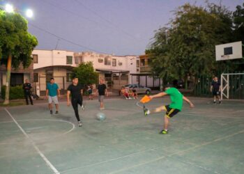 La policía municipal fortalece lazos con la juventud a través del deporte en la Miravalle