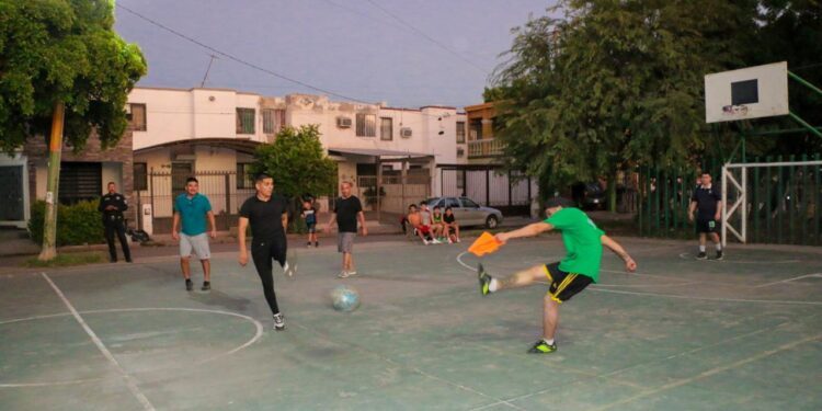La policía municipal fortalece lazos con la juventud a través del deporte en la Miravalle