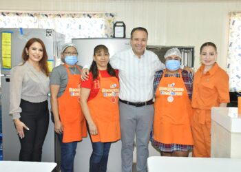 Constata Toño Astiazarán colaboración ciudadana a favor de niñas y niños con desayunos escolares calientes