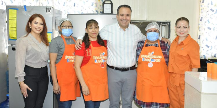 Constata Toño Astiazarán colaboración ciudadana a favor de niñas y niños con desayunos escolares calientes
