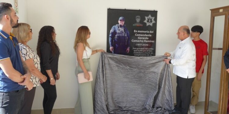 Devela Alcalde placa del comandante Camacho