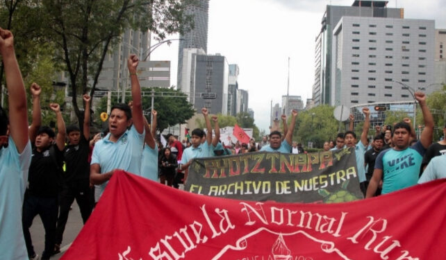 Familiares y estudiantes conmemorarán el décimo aniversario del caso Ayotzinapa
