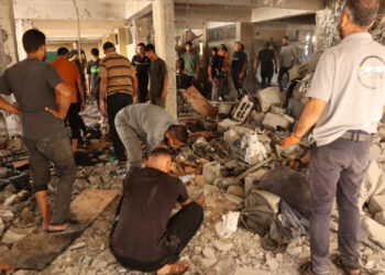 Gaza reporta al menos 21 muertos en bombardeo en refugio de desplazados