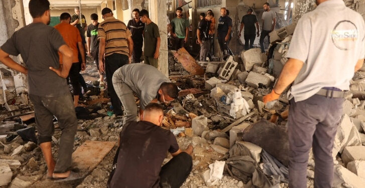 Gaza reporta al menos 21 muertos en bombardeo en refugio de desplazados