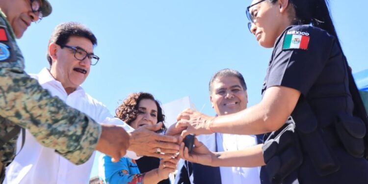 Entrega Alcalde cuatro patrullas recibidas del Gobierno del Estado