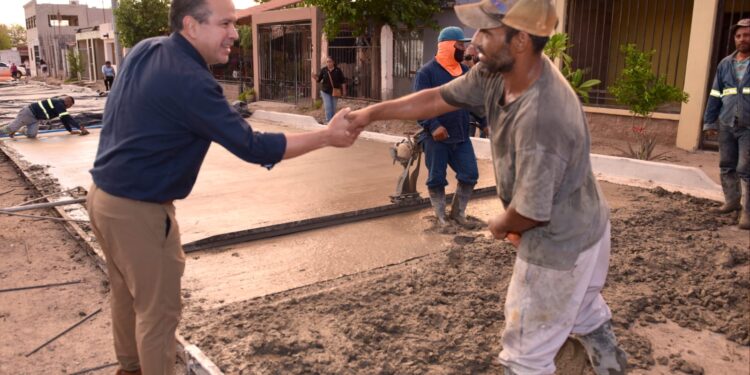 Constata Toño Astiazarán avances de pavimentación en avenida Suaqui Grande