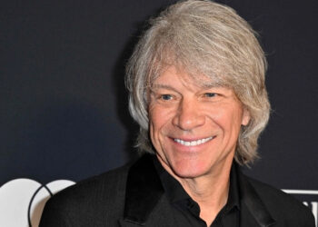 Jon Bon Jovi evita que mujer salte de un puente en EU