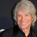 Jon Bon Jovi evita que mujer salte de un puente en EU